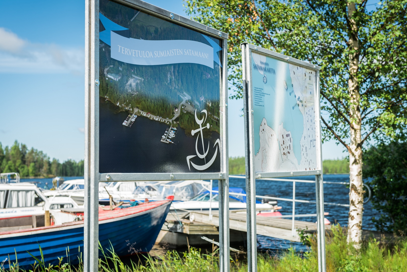 Kuva: Mikko Suutala. Kartta ja ilmoitustaulu Sumiaisten satamassa