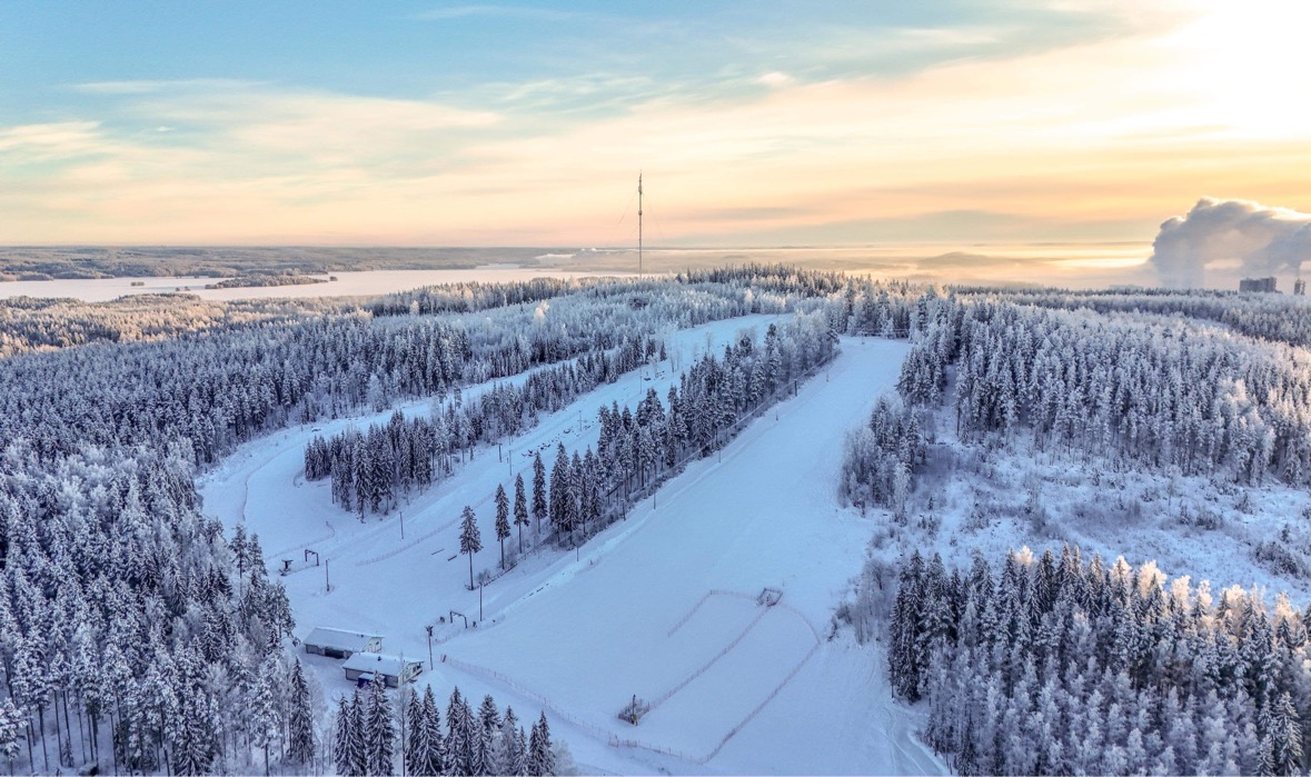 Äänemäen laskettelurinteet ilmasta kuvattuna.